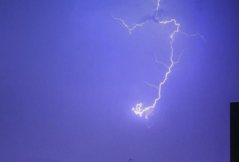Κεραυνός χτύπησε 15χρονο στη Λάρισα – «Πνίγηκε» η πόλη από την ξαφνική θεομηνία (Βίντεο)